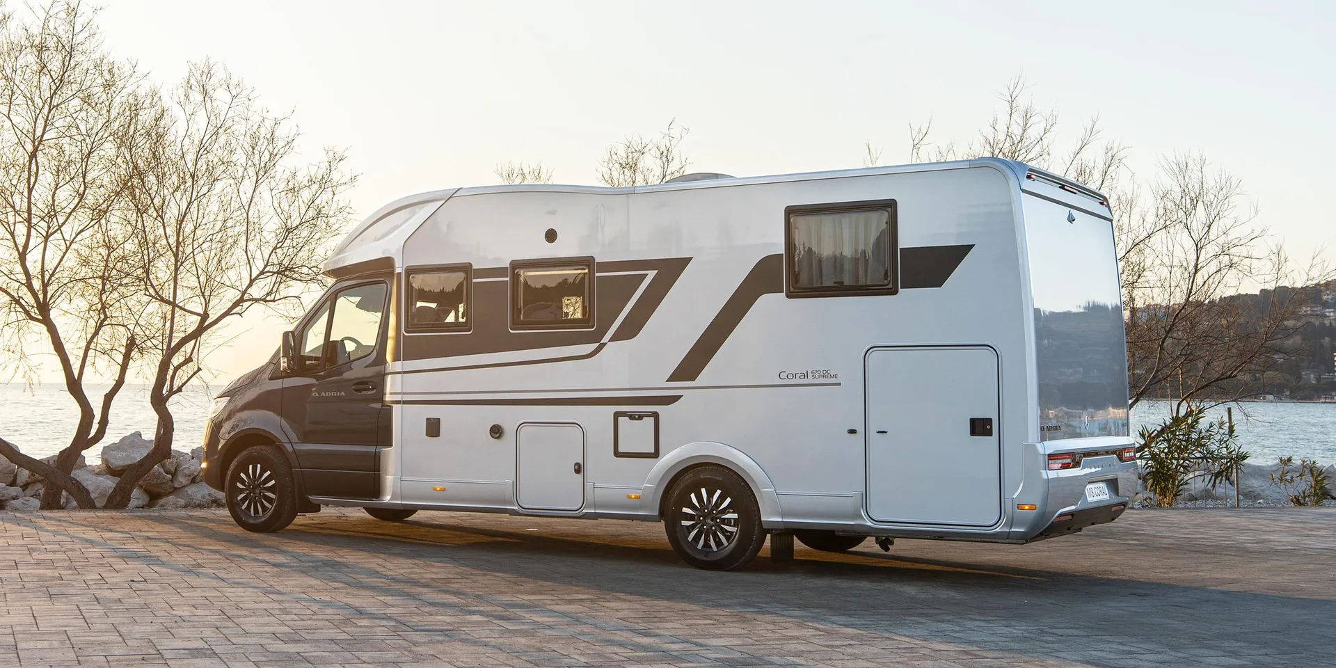 Model van een automerk in de hero van de website